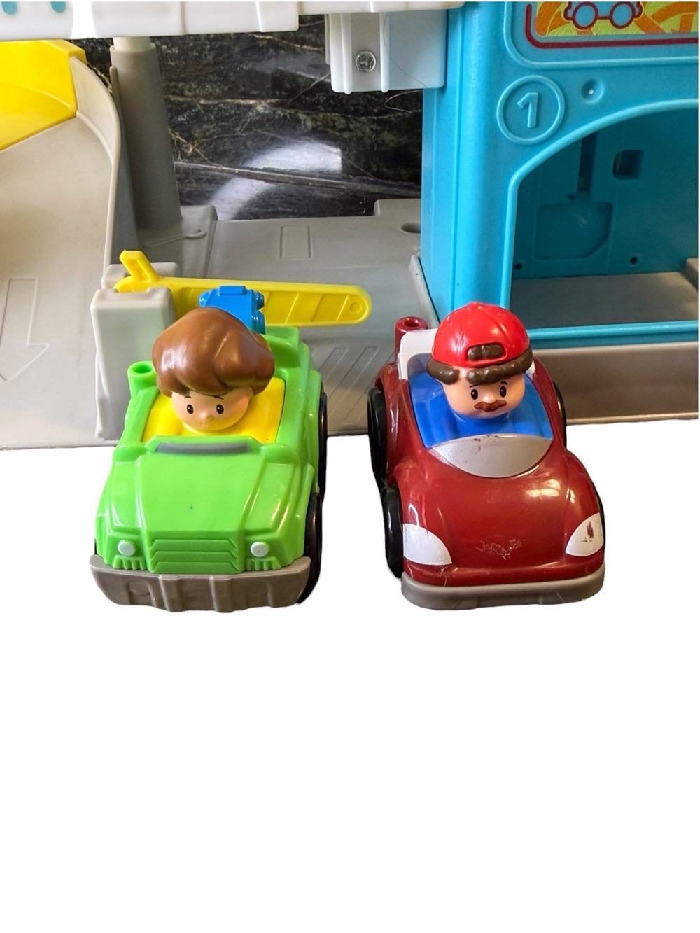 Fisher-Price Little People Helpful Neighbor’s Garage Playset 2 Cars - Picture 5 of 5